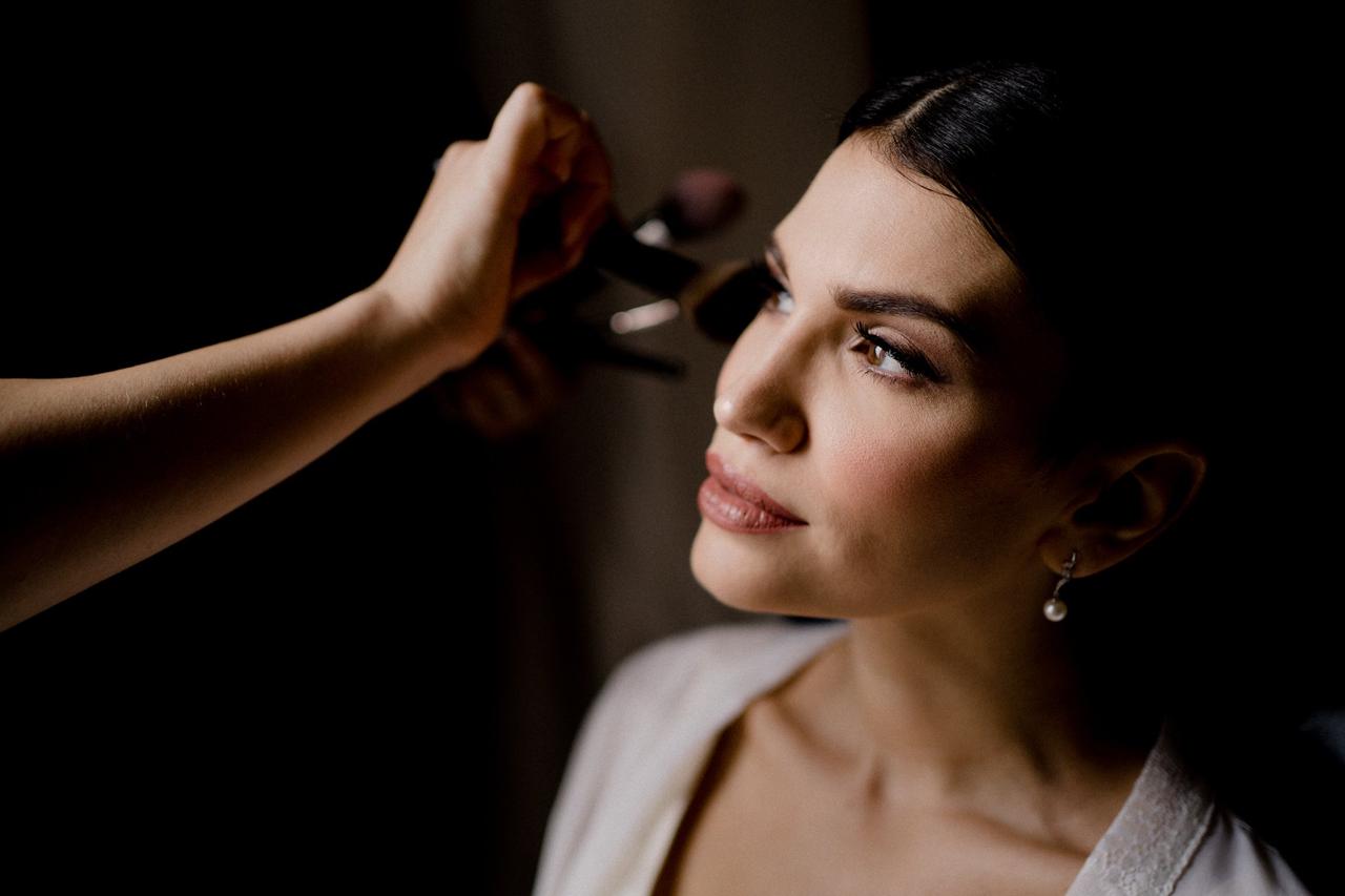 sposa durante il trucco