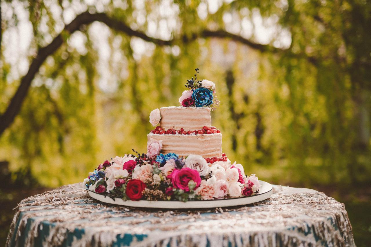 Composizione di una torta decorata su base di polistirolo - Lo