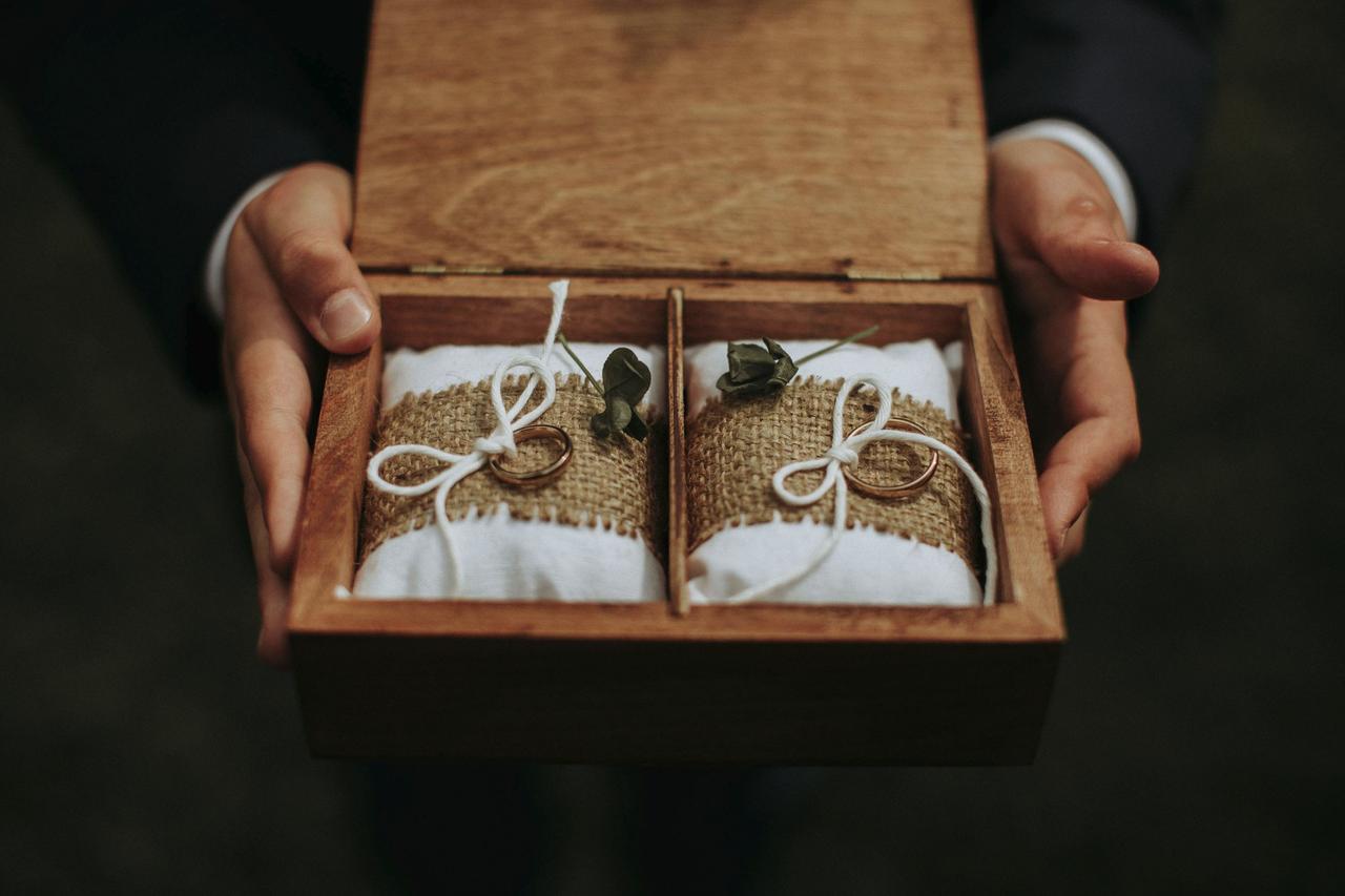 Porta Fedi in legno, Cuscino anelli matrimonio legno, Cuscino anello  nuziale rustico, Portafedi scatola Personalizzato  Albero della vita ,  Tree of Life : : Prodotti Handmade