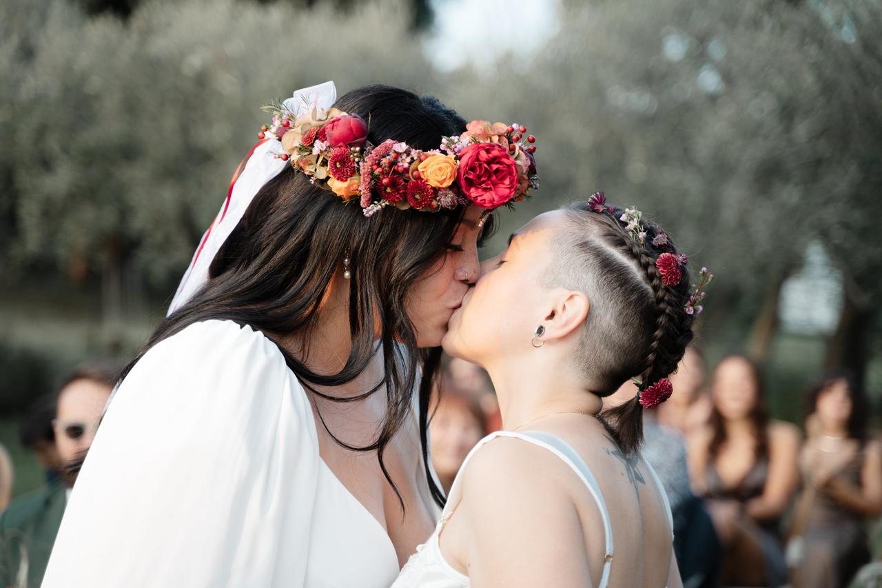 corona di fiori colorata e trecce con fiorellini per semiraccolto con fiori sposa