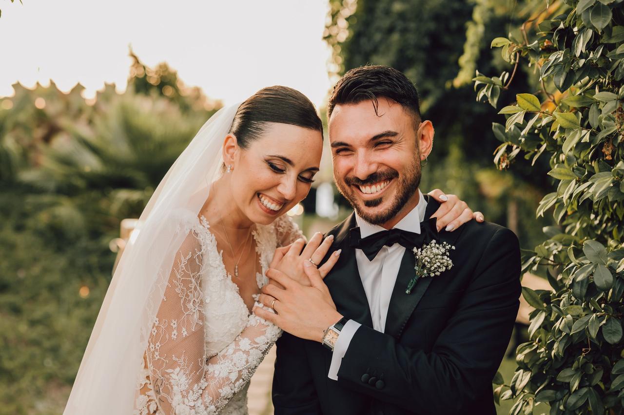 sposi che ridono- compatibilità segni zodiacali