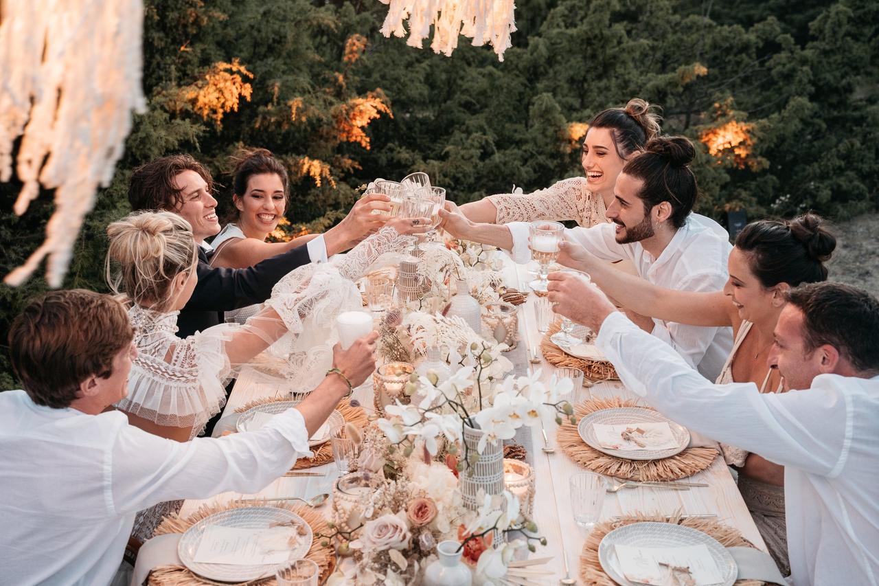 brindisi tra amici ad un matrimonio