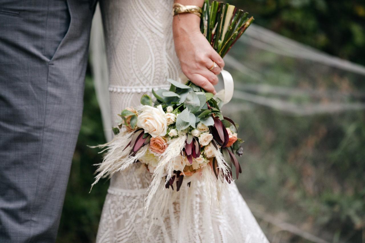 bouquet autunnale  con foglie e spighe a fascio