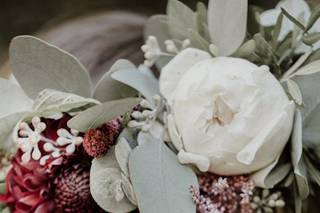 corona con fiori e foglie per un semiraccolto con fiori sposa