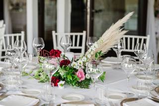 centrotavola fiori matrimonio con rose e pampas