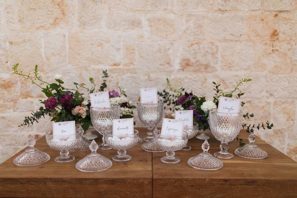 confettata matrimonio con alzate di cristallo e fiori