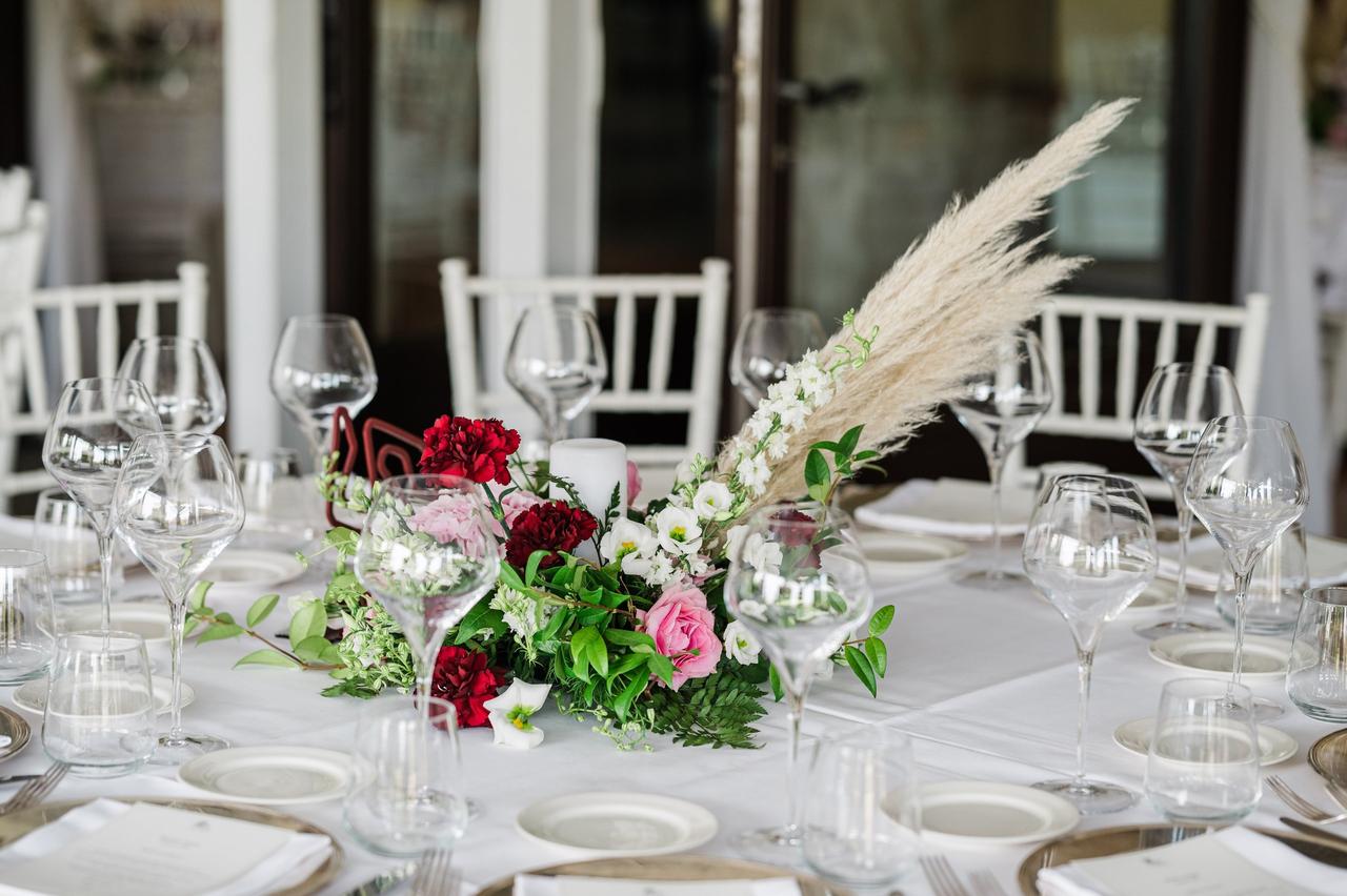 centrotavola fiori matrimonio con rose e pampas