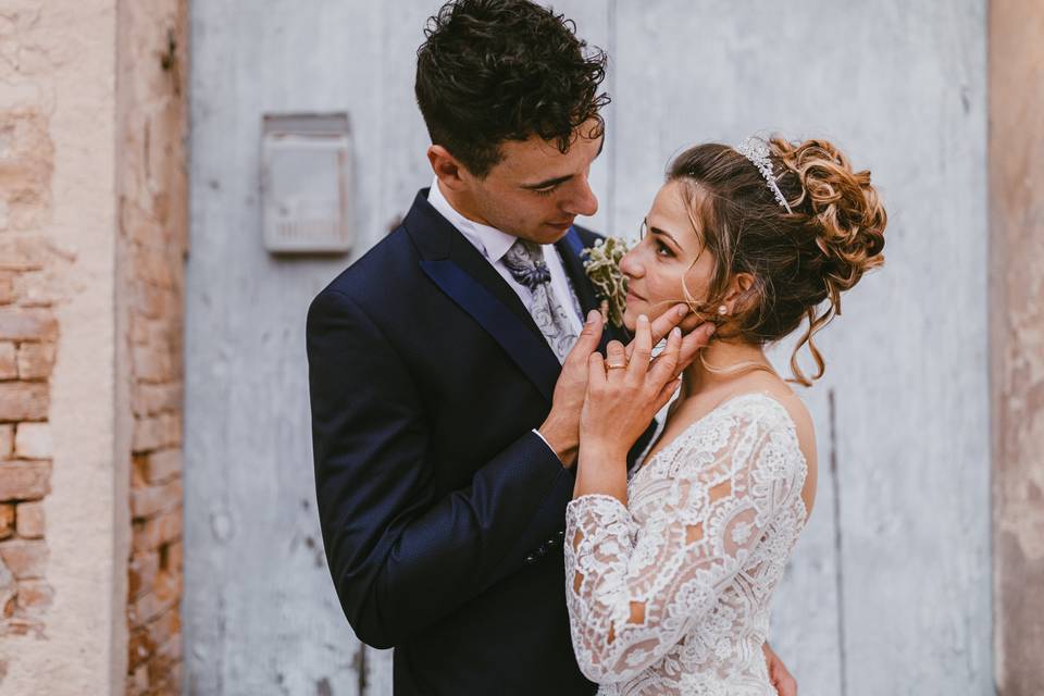 sposi che si guardano durante servizio fotografico