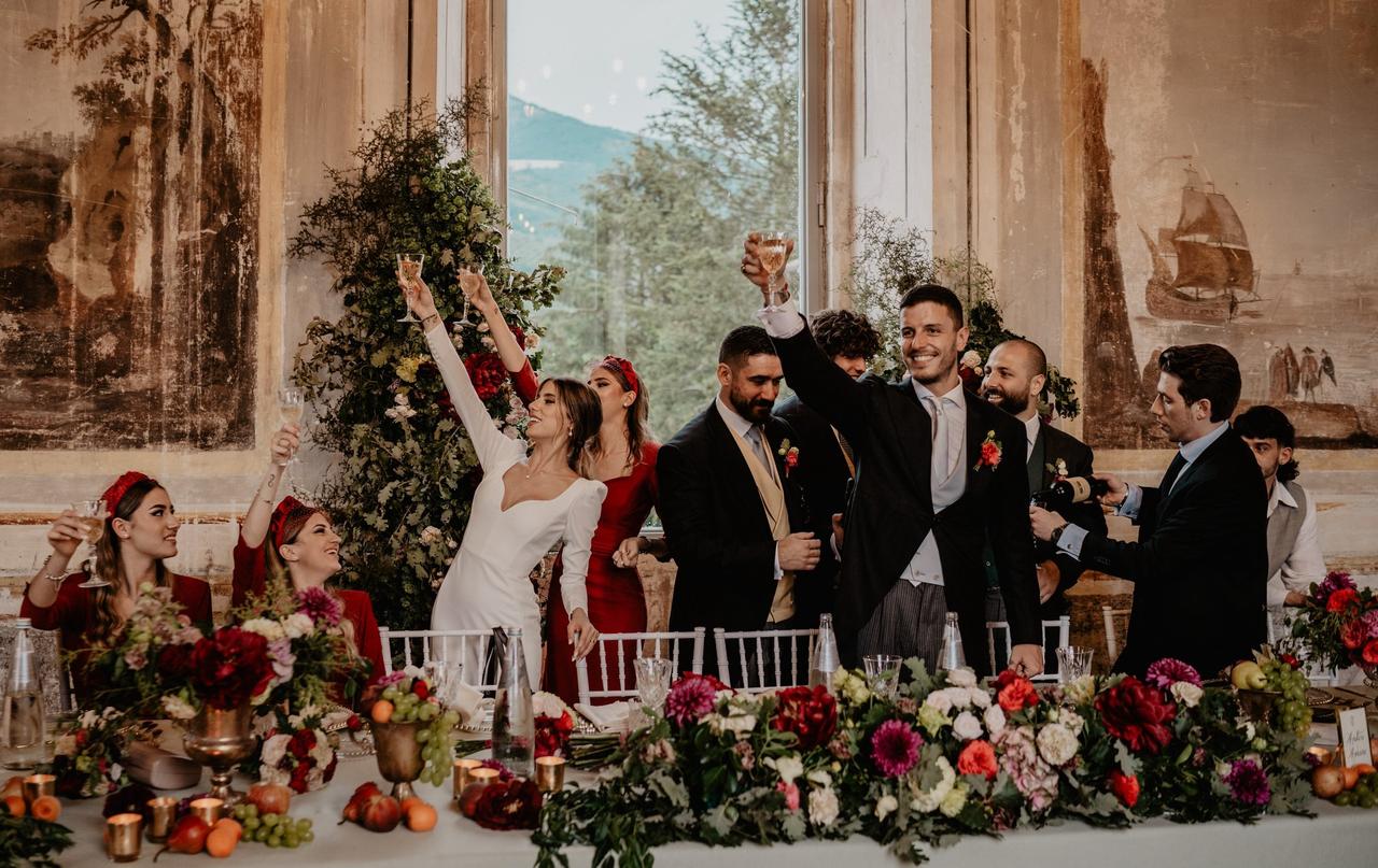 sposi che brindano con testimoni- stili matrimonio