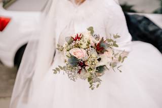 bouquet invernale da sposa con fiori rosa e rossi