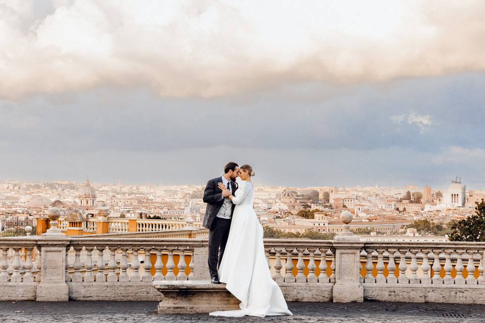 sposi durante servizio fotografico su una terrazza con vista Roma