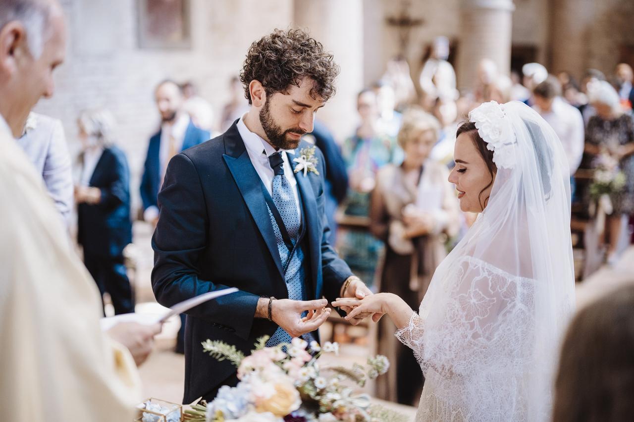 sposi durante lo scambio degli anelli in chiesa 