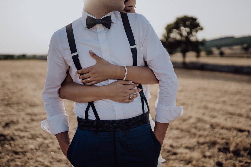 Abito da sposo con bretelle: un must d’altri tempi per un outfit di classe