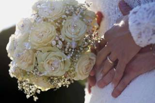 bouquet da sposa invernale con rose avorio brillantini e perle