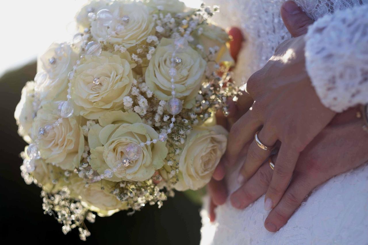 bouquet da sposa invernale con rose avorio brillantini e perle