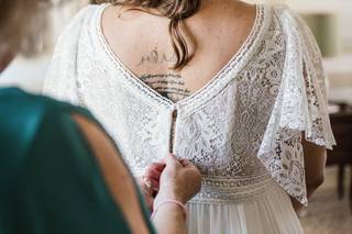 semiraccolto con fiori sposa colorati e abbottonatura abito