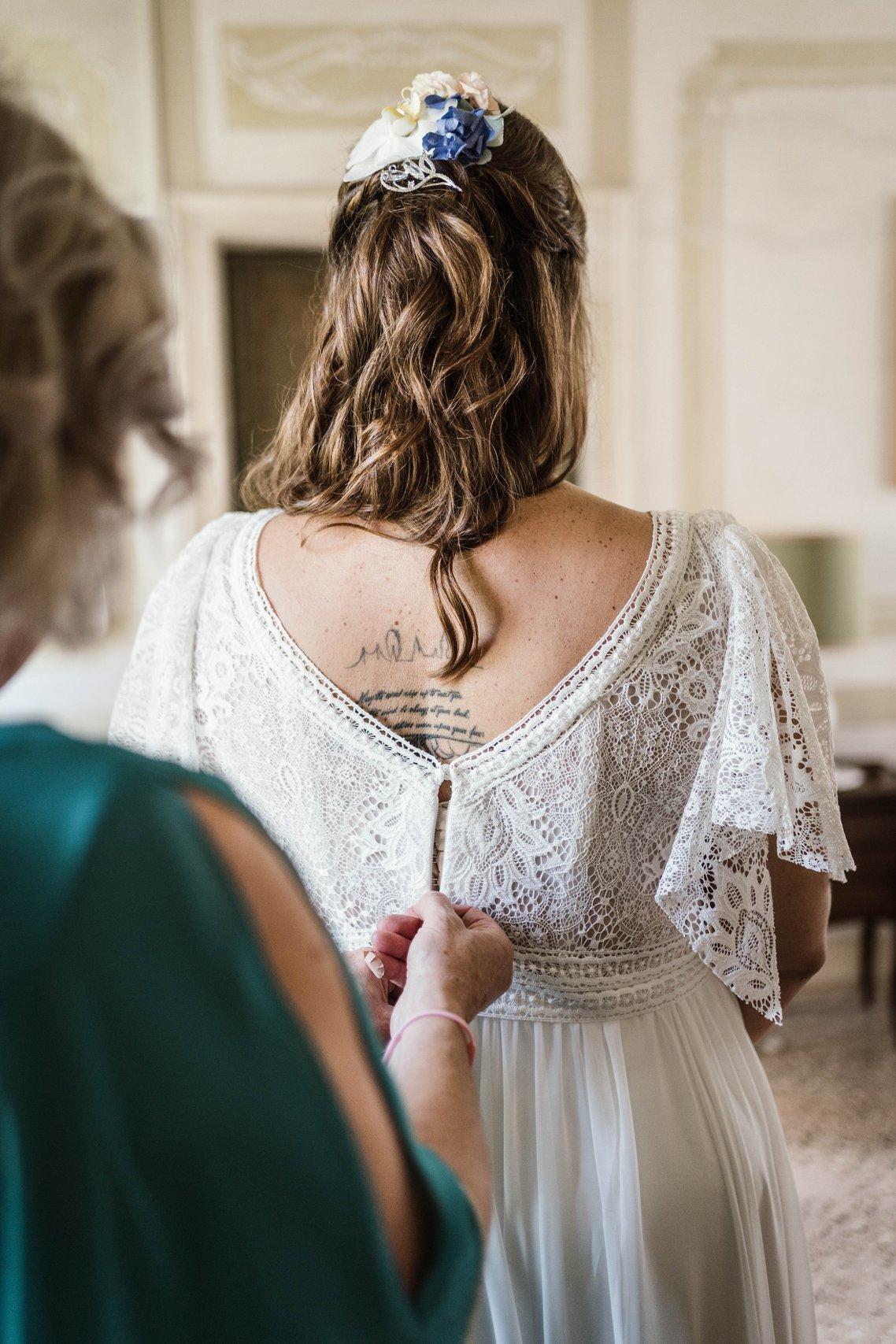 semiraccolto con fiori sposa colorati e abbottonatura abito