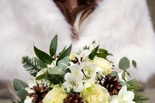 bouquet invernale da sposa fiori dai toni freddi