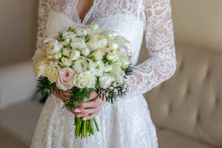 sposa che tiene in mano il bouquet da sposa invernale in total white