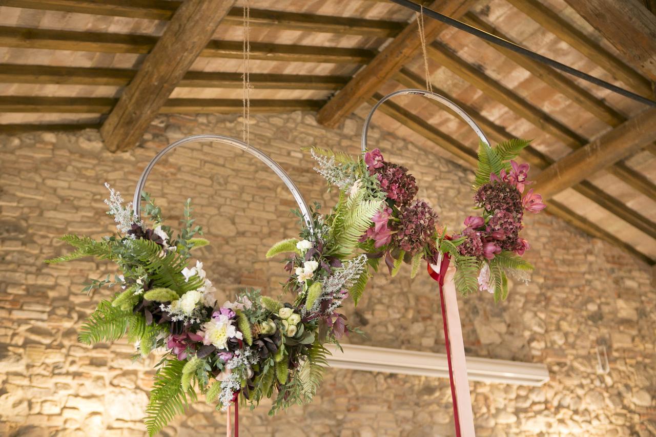 hoop bouquet come allestimento location del ricevimento