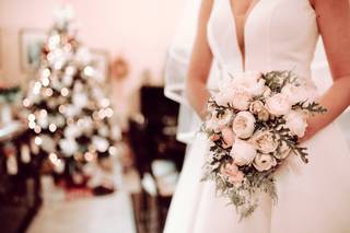 bouquet invernale da sposa con fiori e foglie