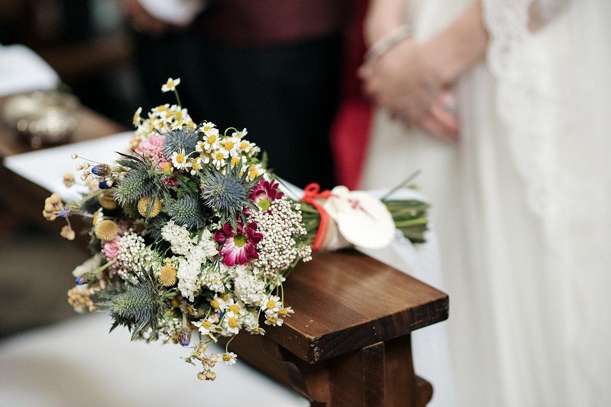 Bouquet da sposa con fiori di campo e margherite