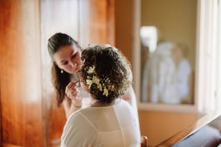 coroncina posta sulla nuca per semiraccolto con fiori sposa