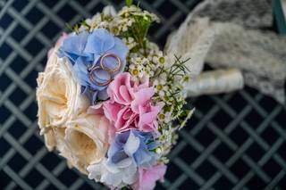 bouquet da sposa semplice con rose e ortensie