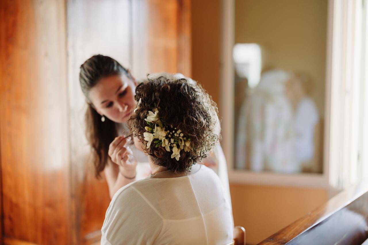 coroncina posta sulla nuca per semiraccolto con fiori sposa