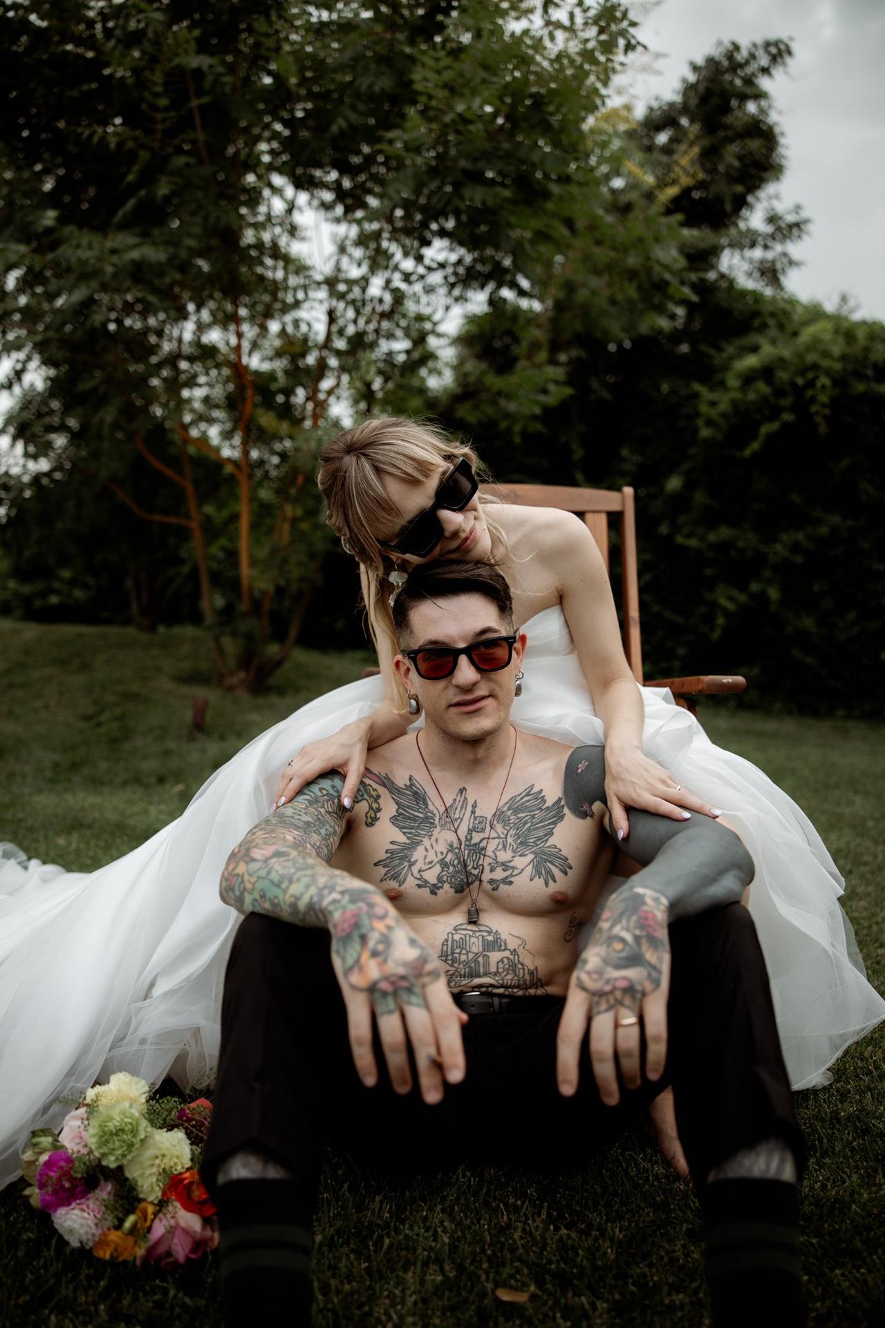 copoia di ragazzi nel giorno del loro matrimonio