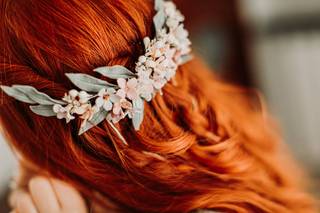 coroncina con foglie per semiraccolto con fiori sposa capelli rossi