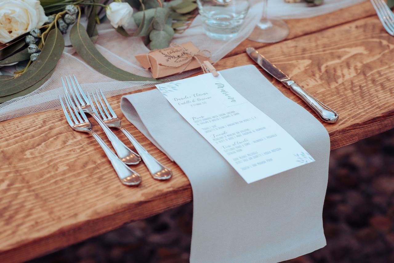 menù di matrimonio su tavolo in legno