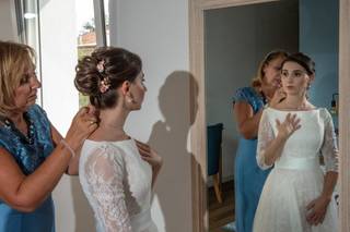 fiorellini rosa nel semiraccolto con fiori sposa