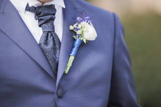 boutonnière sposo con nastro di raso blu