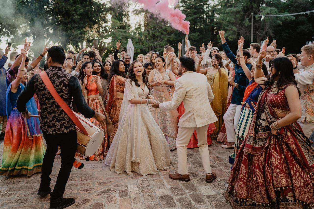 invitati e sposi che ballano al matrimonio indiano