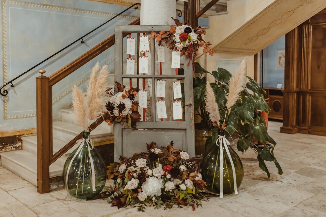 tableau mariage originali stile boho con porta e pampas