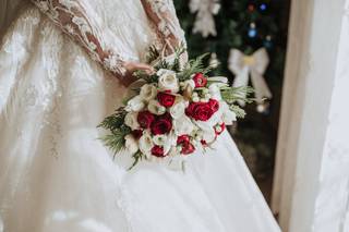 bouquet di rose  bianche e rosse