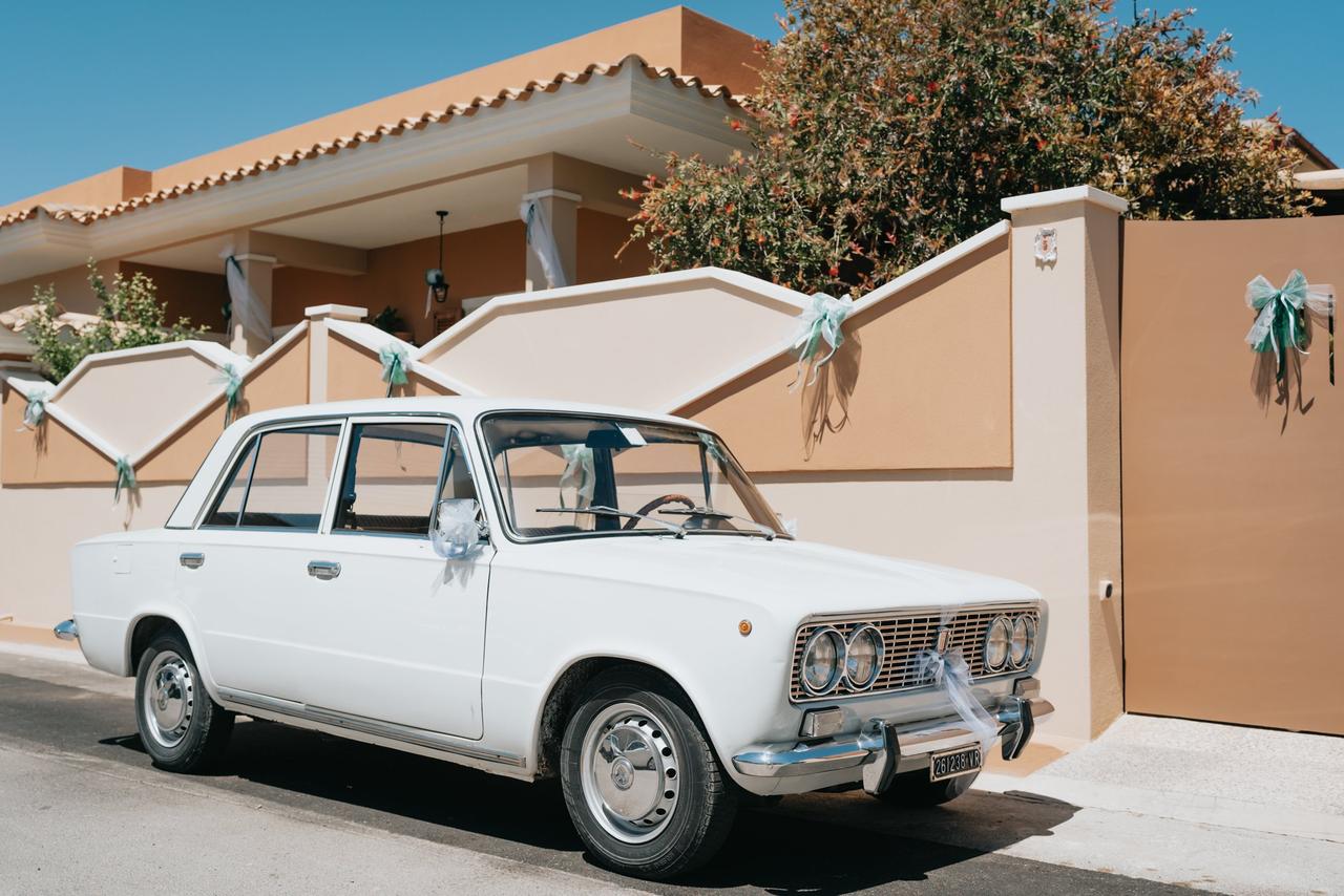 macchina matrimonio d'epoca decorata con nastri