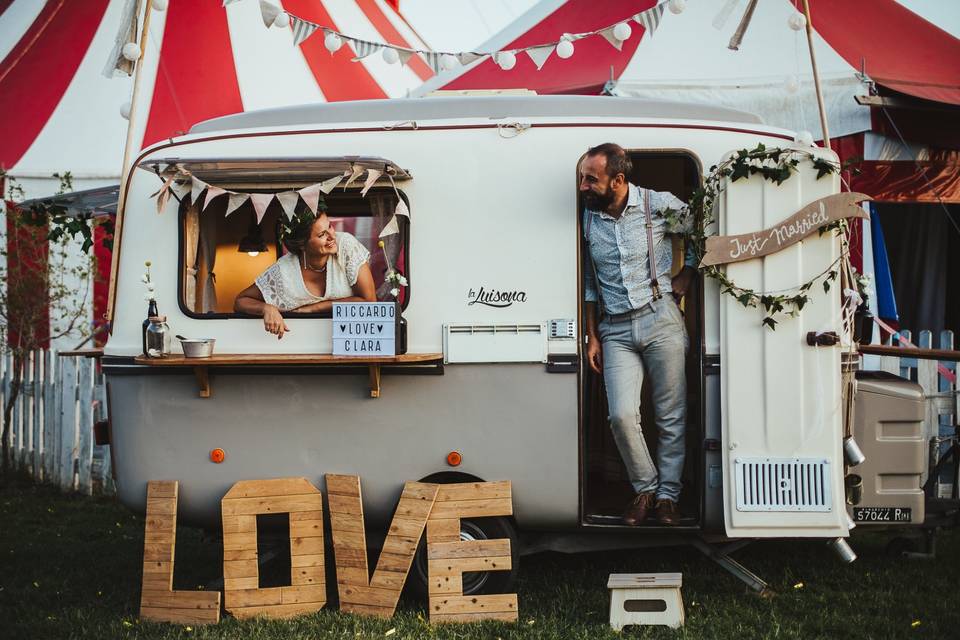 sposi in un furgoncino vintage del photobooth