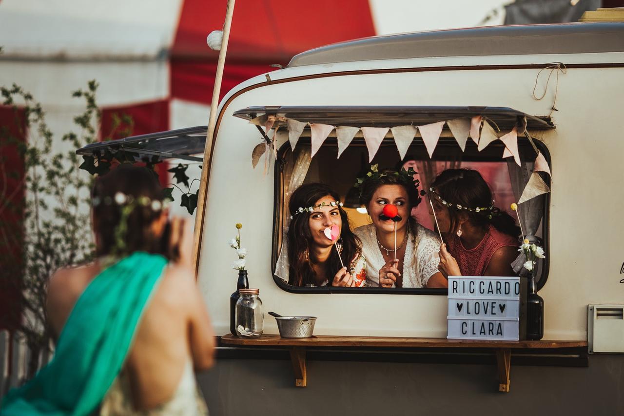 amica sposa che scatta una foto con polaroid