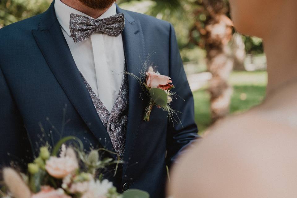 fiore all'occhiello sposo sui toni del rosa cipria