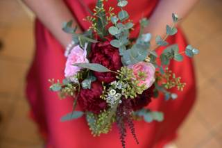 bouquet autunnale con fiori e fogliame