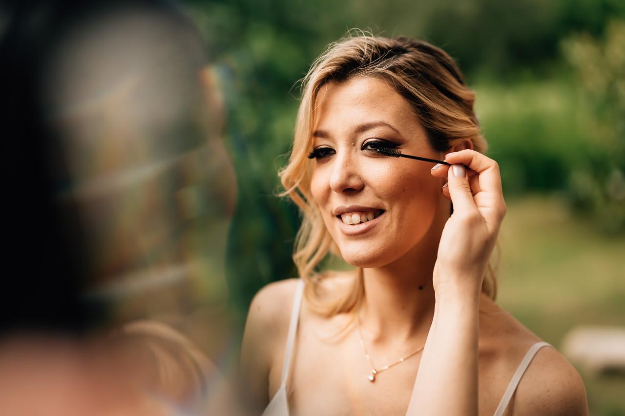 sposa con la truccatrice che le mette il mascara- trucco sposa 