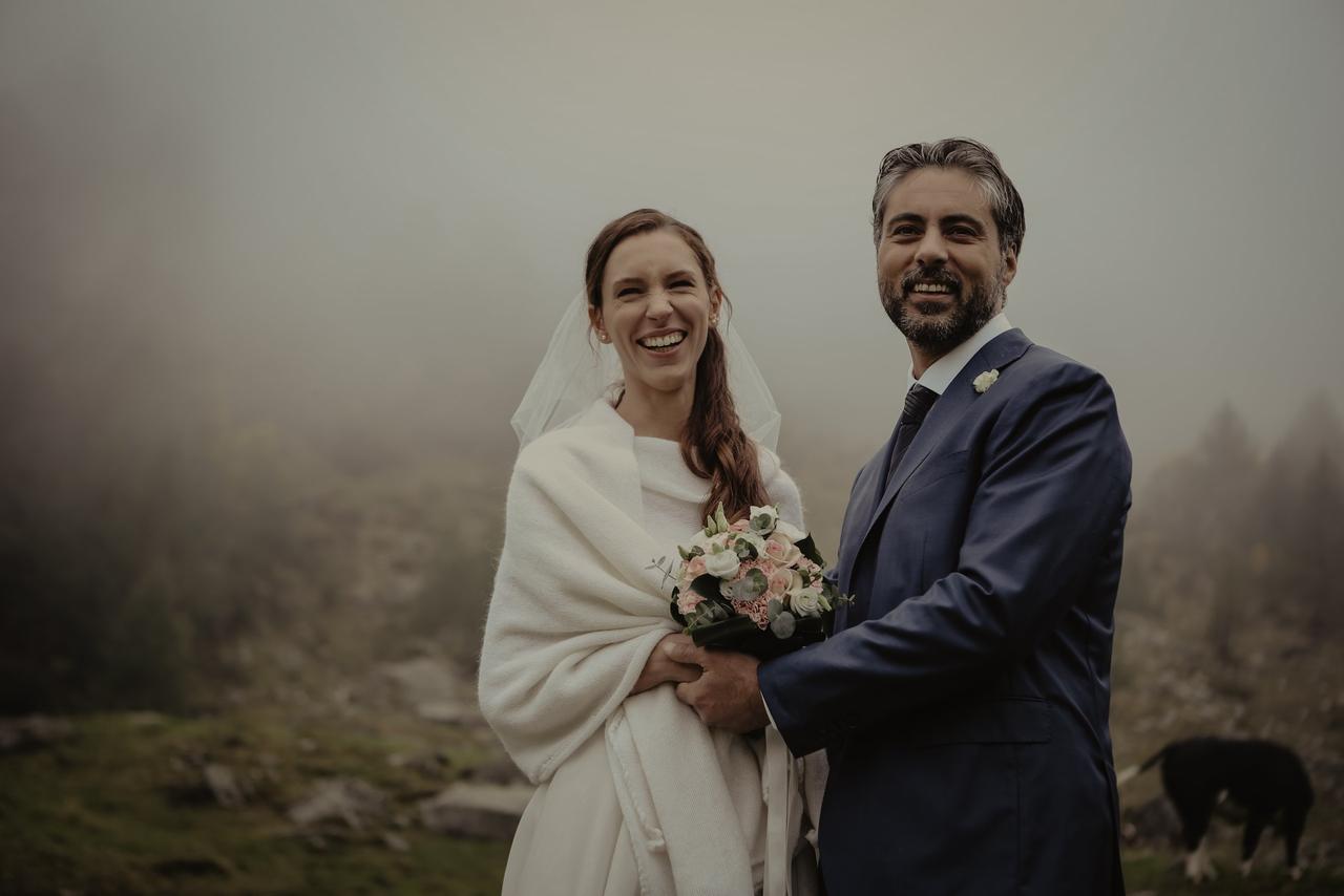 Sposi che celebrano il loro matrimonio invernale in montagna