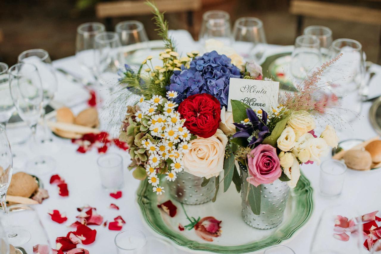 Centrotavola elegante  Sistemazione del tavolo degli sposi, Fiori da  tavola, Matrimonio toscano