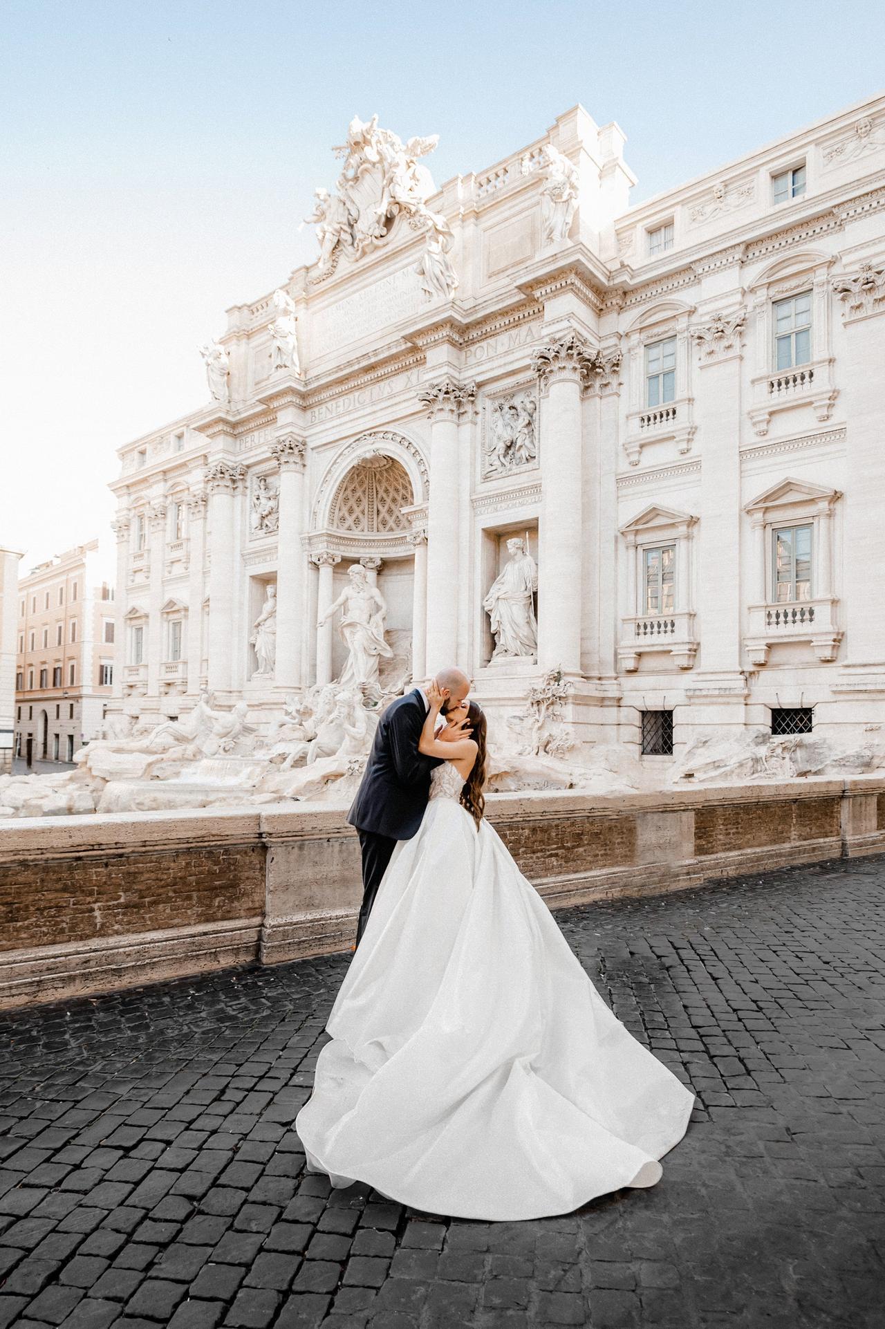 sposi che si baciano davanti alla Fontana di Trevi