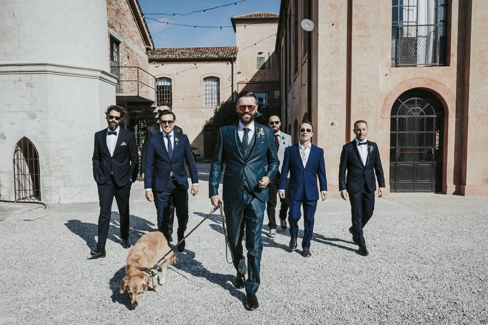 come scegliere i testimoni matrimonio - sposo che cammina con il suo cane e dietro i testimoni di nozze