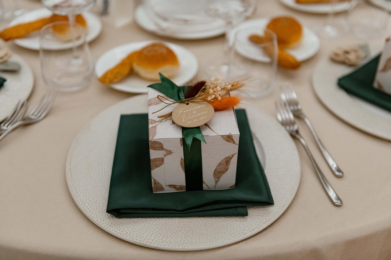 scatola decorata con nastro e fiori secchi  e dentro candela come segnaposto matrimonio fai da te