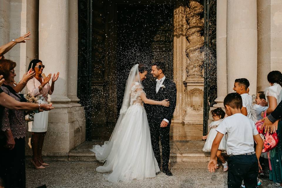 come richiedere la benedizione del Papa matrimonio - sposi all'entrata della chiesa