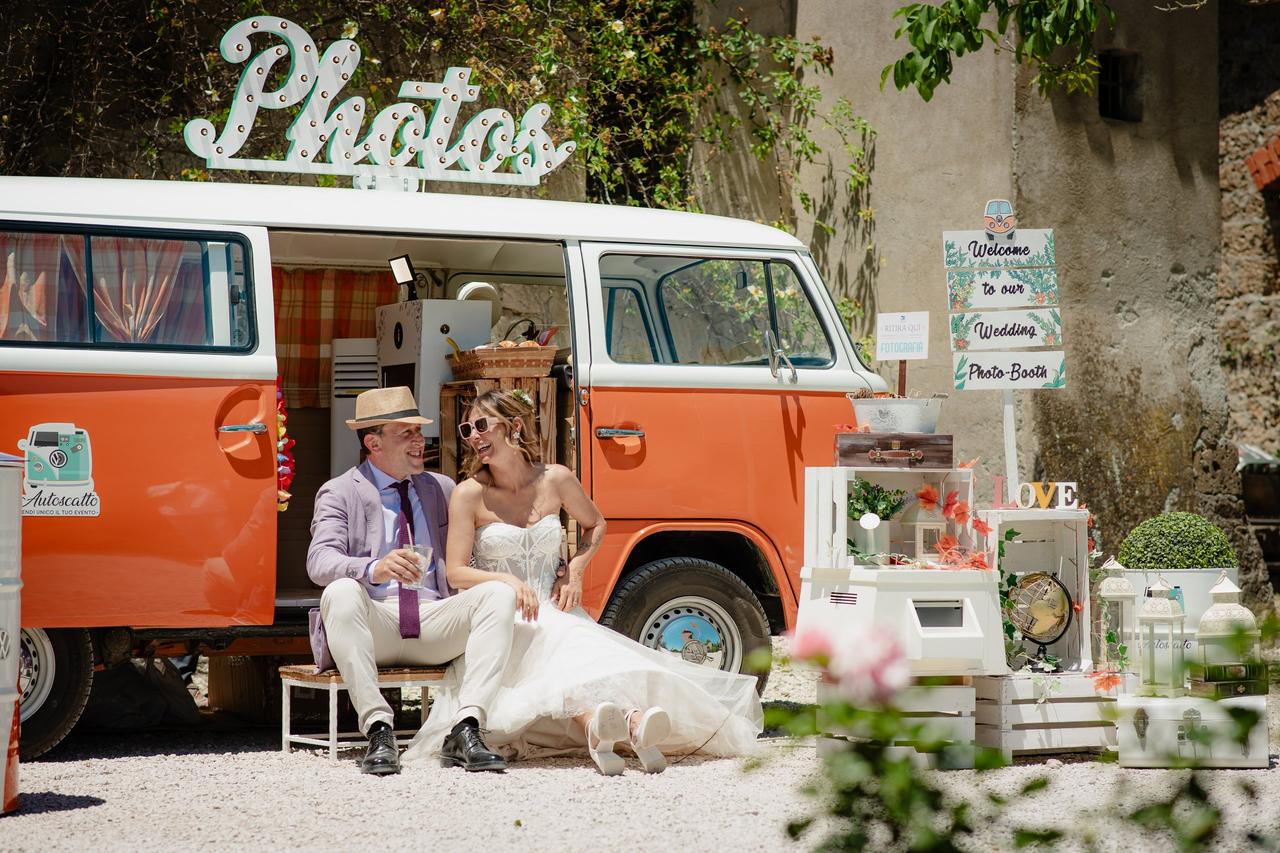 sposi seduti sul van allestito per photobooth- intrattenimento per matrimonio
